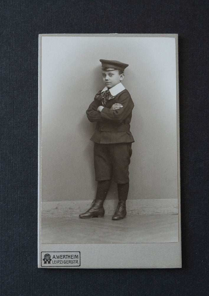 Carte de Visite - Jongen met pet ( leuke pose ), Gebruikt, Verzenden, Foto, Voor 1940