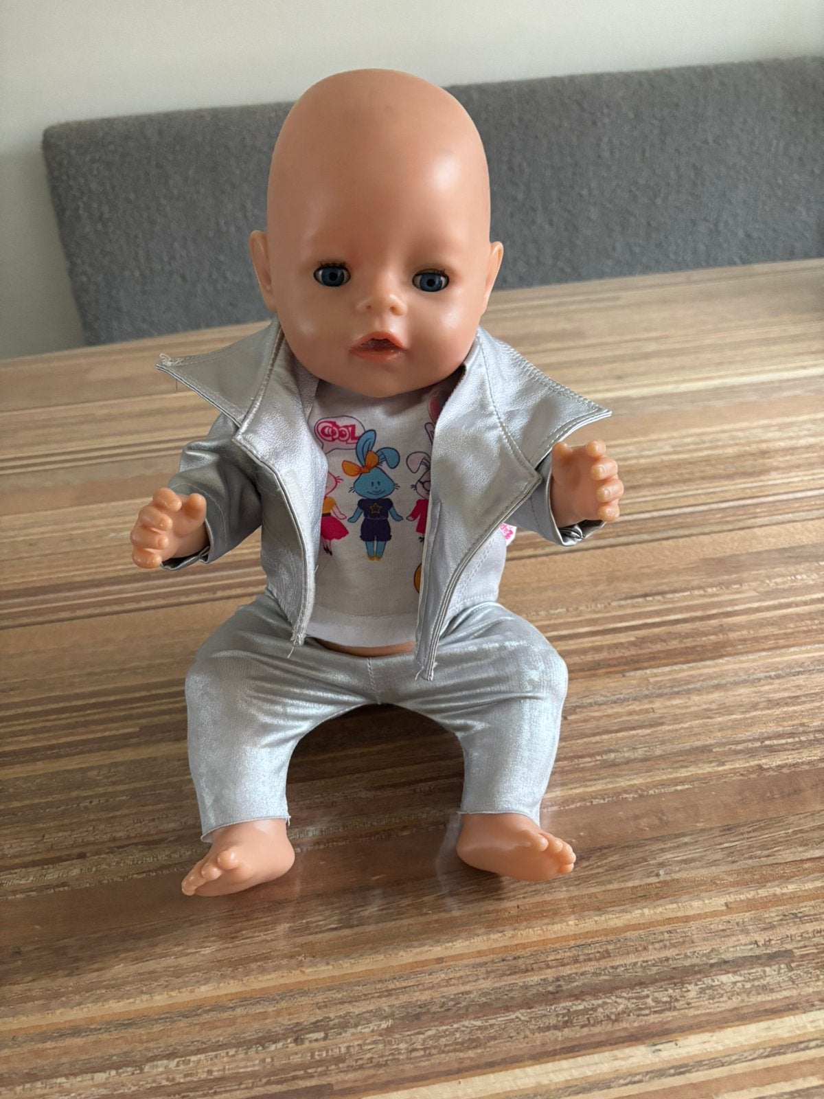 Stoere Baby Born pop met zilveren disco outfit!, Ophalen of Verzenden, Zo goed als nieuw, Babypop