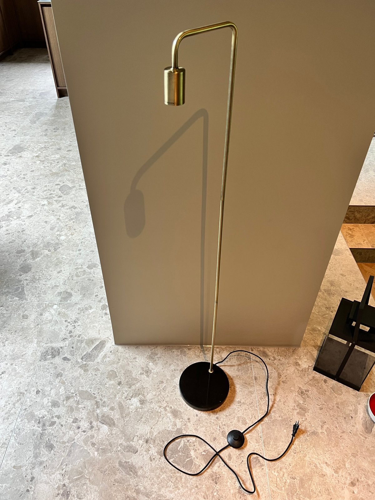 Vloerlamp Daphne in goud met zwarte marmeren poot, Ophalen, Zo goed als nieuw, Modern, 100 tot 150 cm