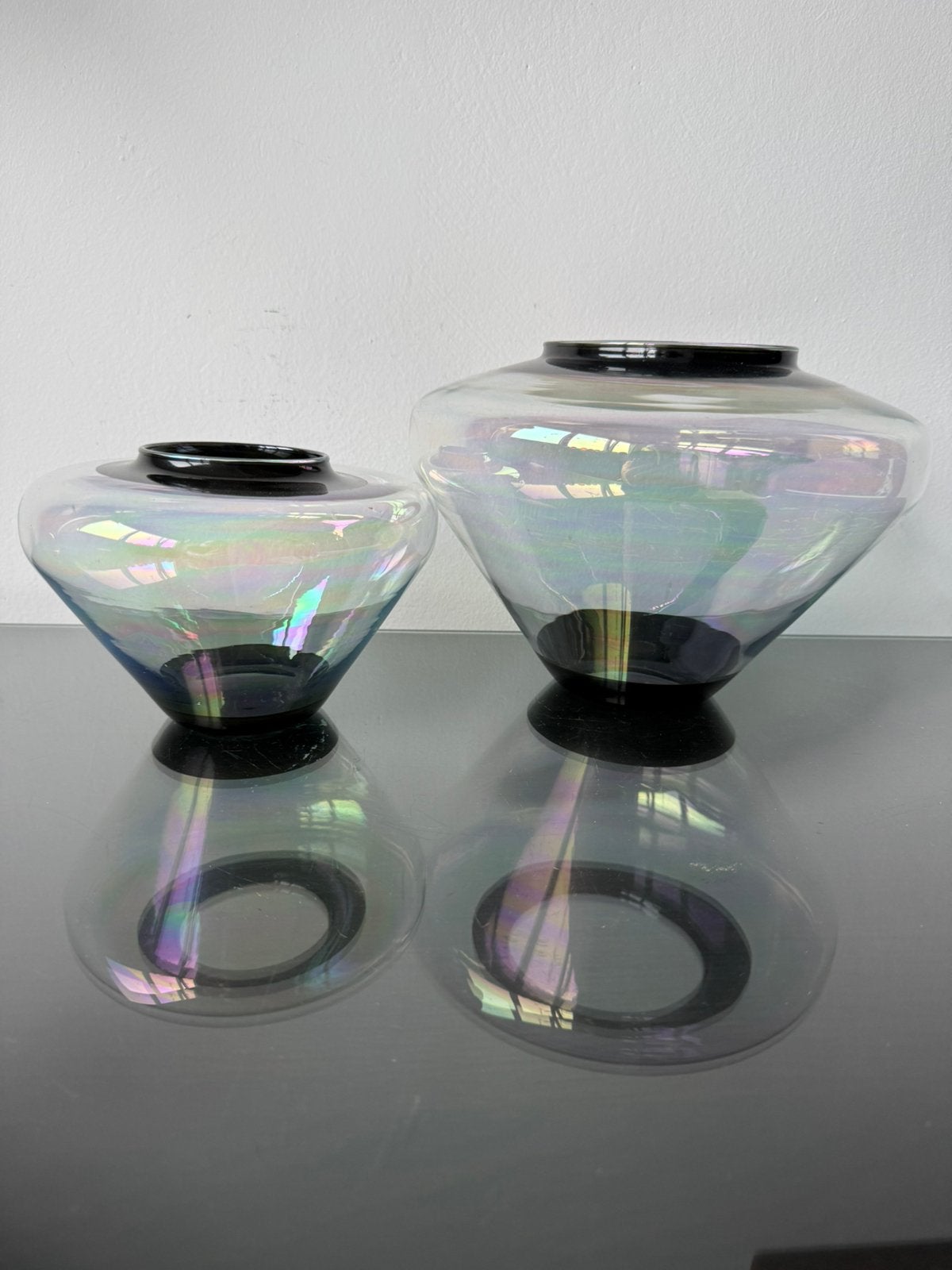 Twee vazen Spaans glas iriserend met zwarte rand, Ophalen of Verzenden, Zo goed als nieuw, Glas