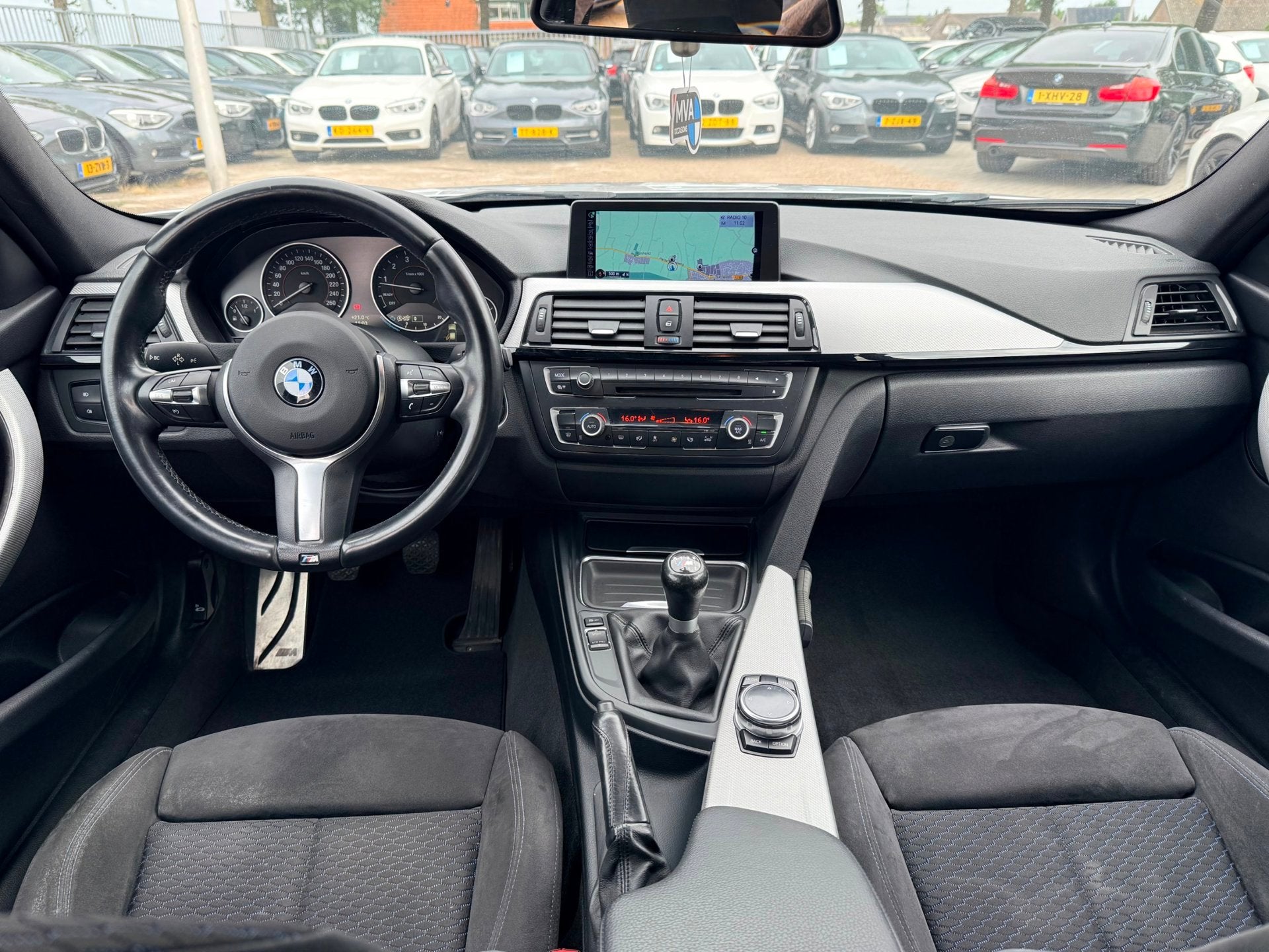 BMW 3-serie 316i Executive M Sport|Nieuwe Ketting + Klepseal, Auto's, BMW, 1360 kg, Dealer onderhouden, Gebruikt, Alcantara