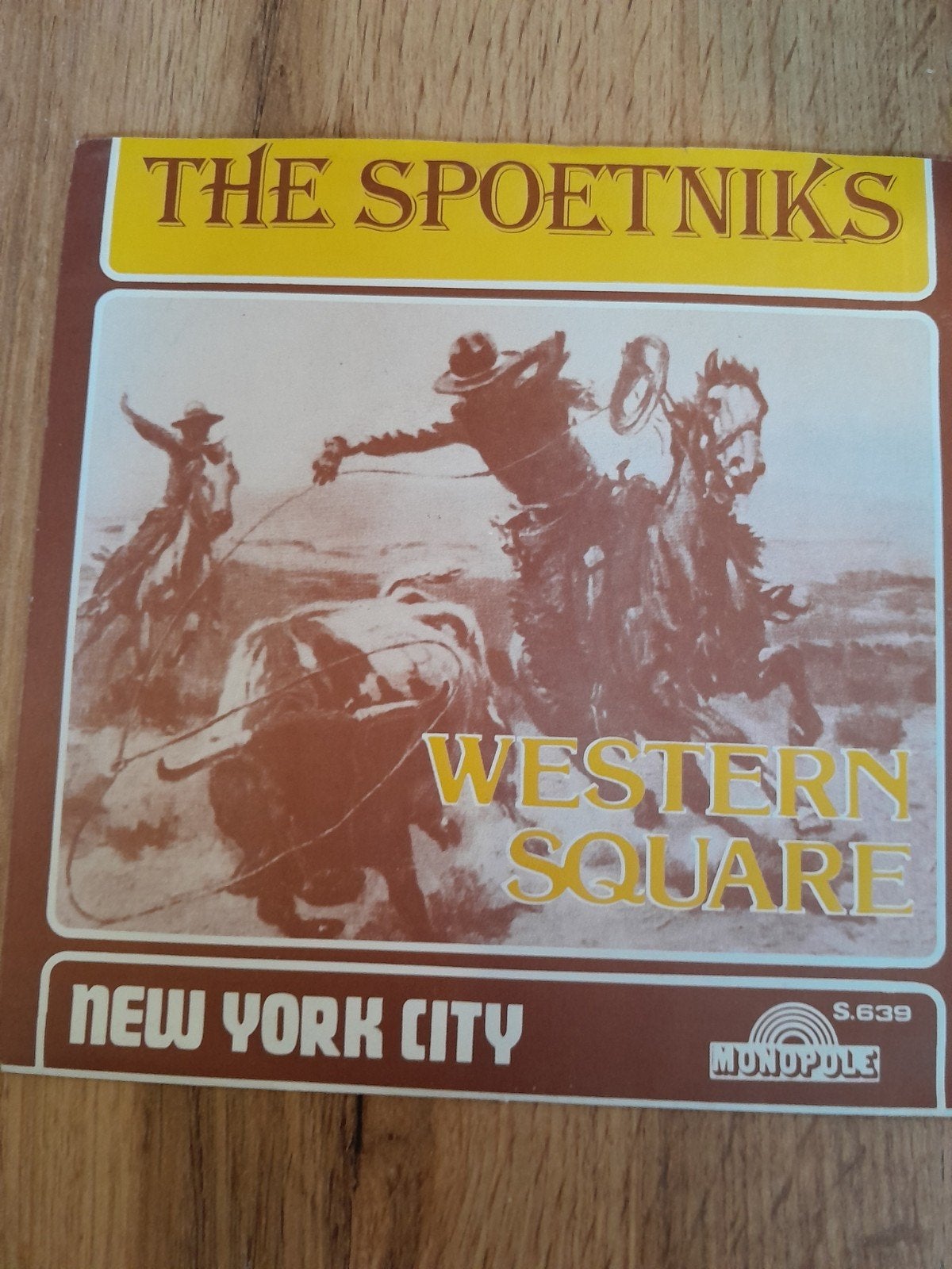 The spotniks 7 inch western square, Ophalen of Verzenden, Zo goed als nieuw, Pop