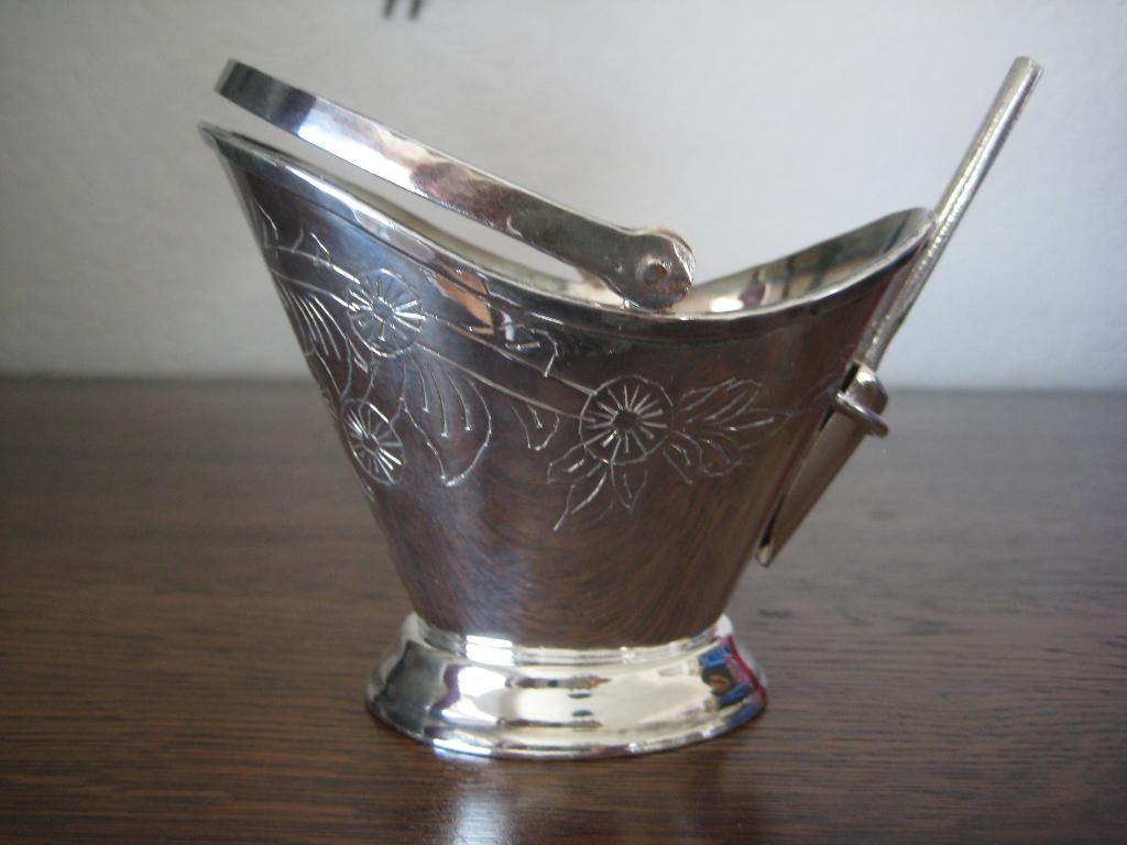 Verzilverde suikerpot van D.E., Ophalen