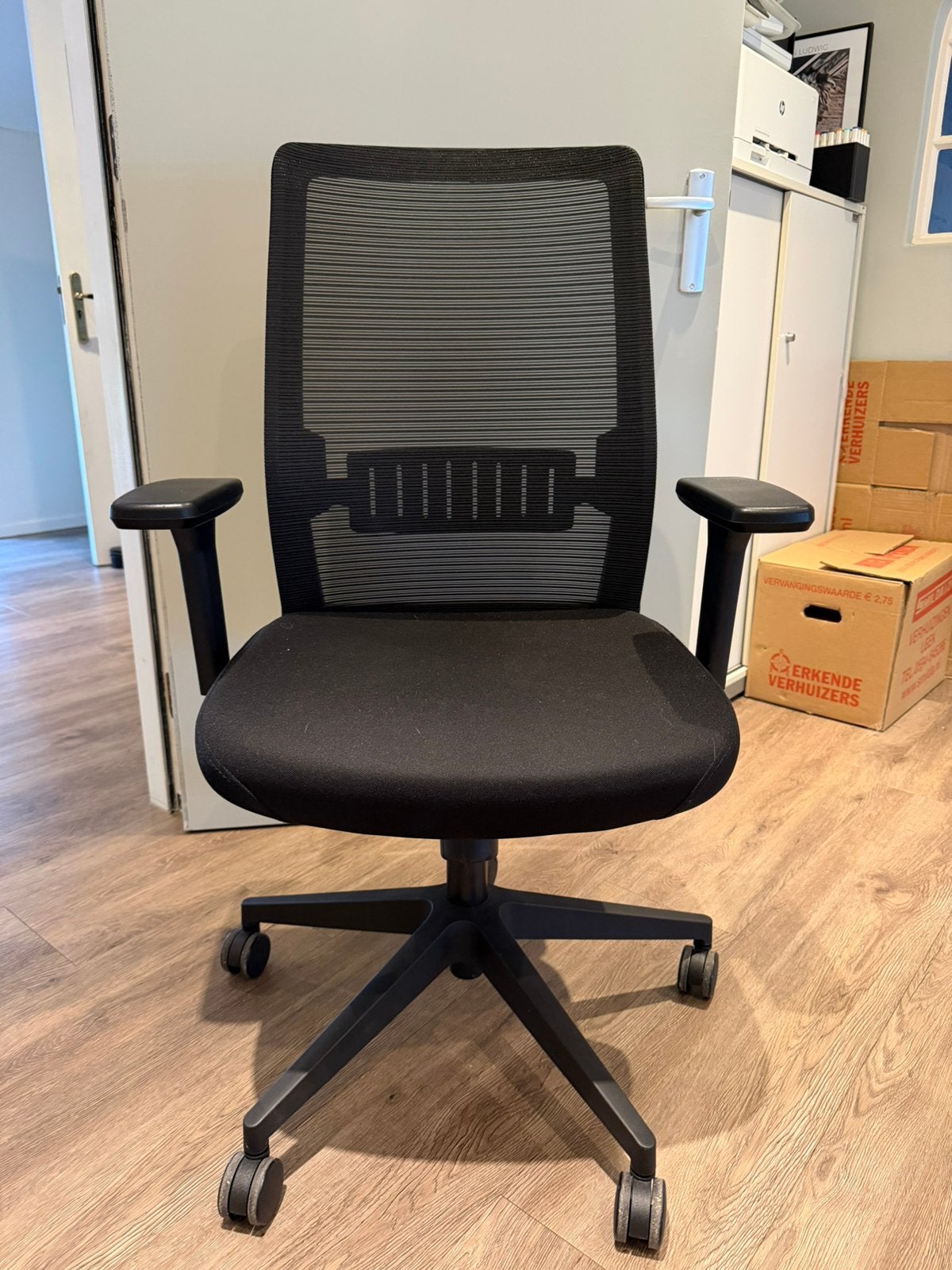 Twee bureaustoelen zgan Nieuwprijs €265,—, Ophalen, Zo goed als nieuw, Zwart