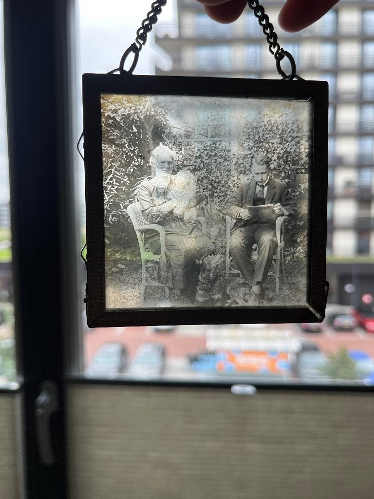 2 antieke foto's op glas in metalen hanglijstjes met ketting, Verzamelen, Gebruikt, Foto, Ophalen of Verzenden, Voor 1940