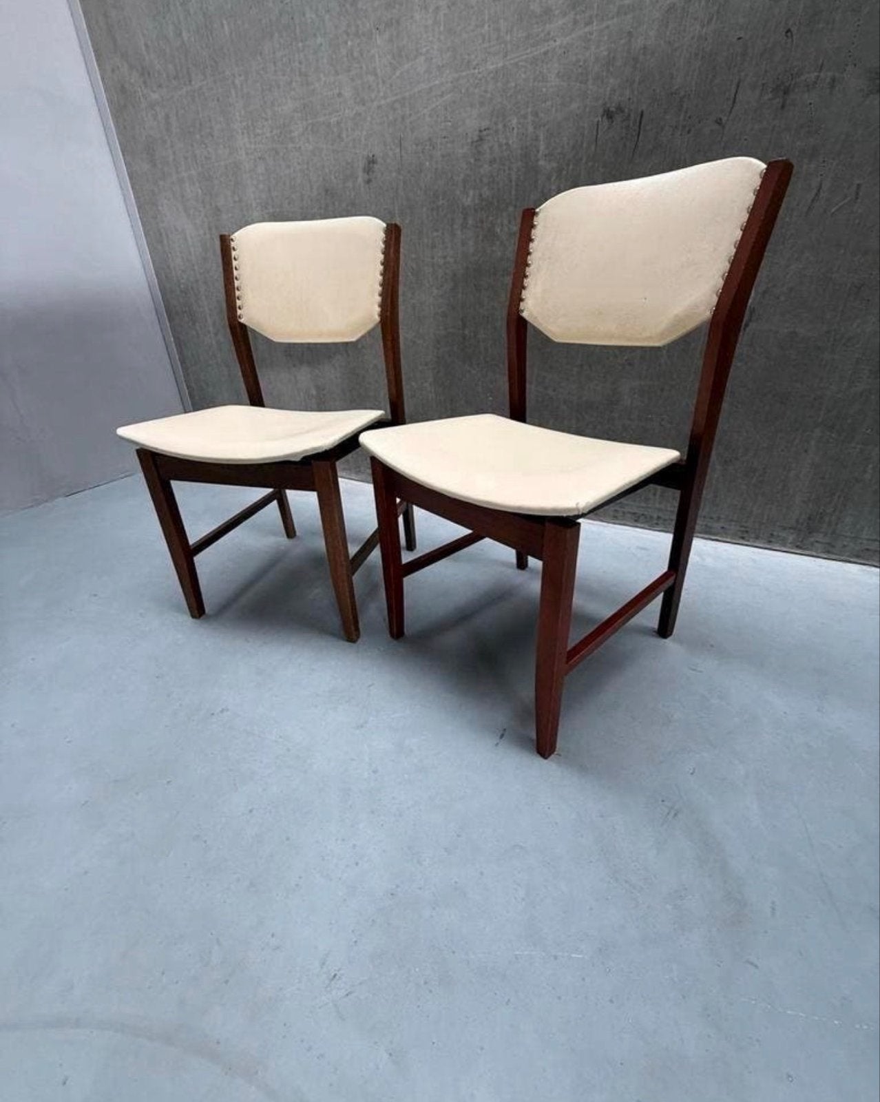 2 Vintage Teak Eetkamerstoelen met Wit Skai Leer, Twee, Wit, Leer, Ophalen of Verzenden