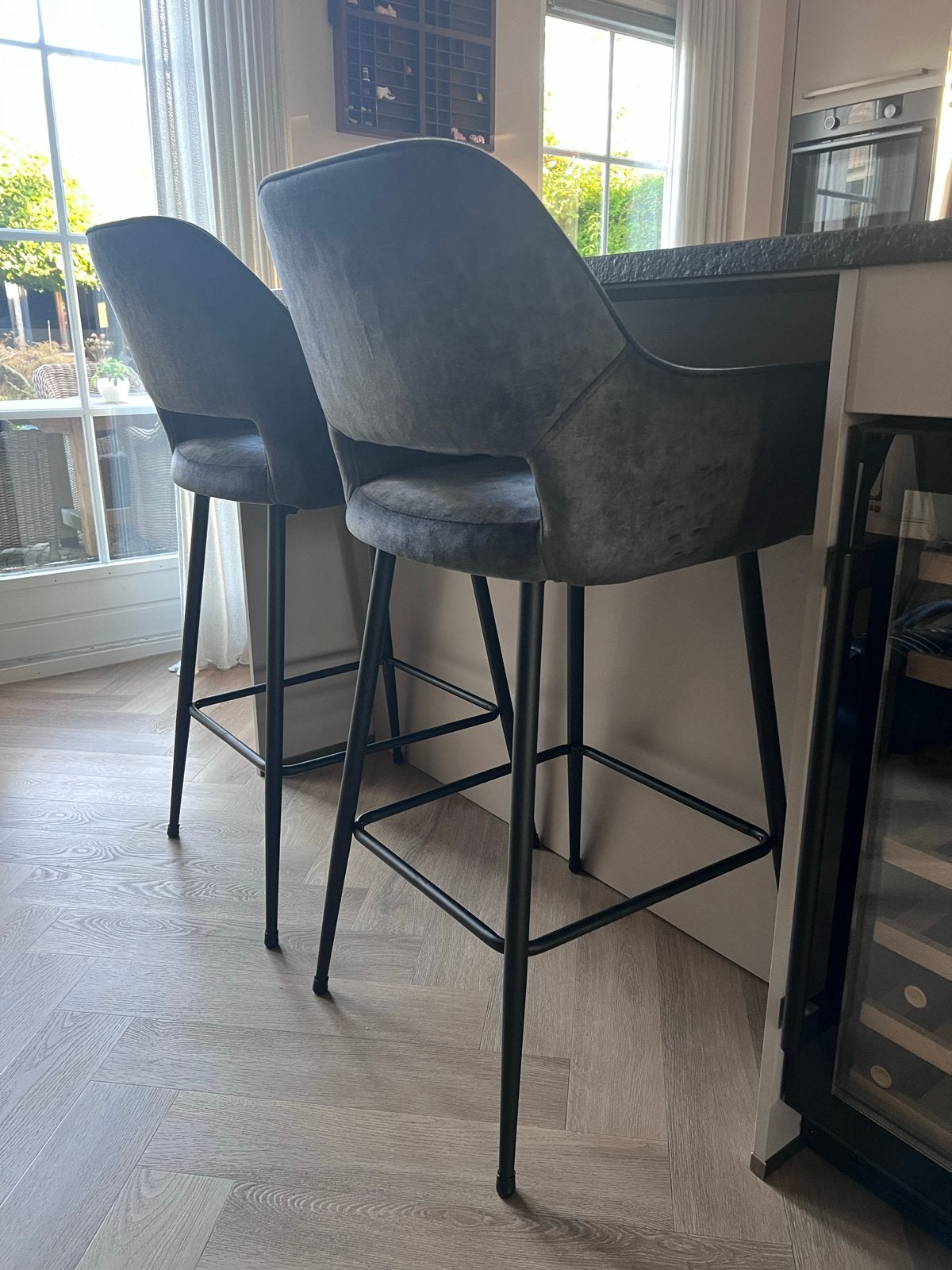 2x Barstoelen Grijs met Armleuning - Zithoogte 74cm, Ophalen, Met voetsteun, 60 tot 90 cm, Zo goed als nieuw