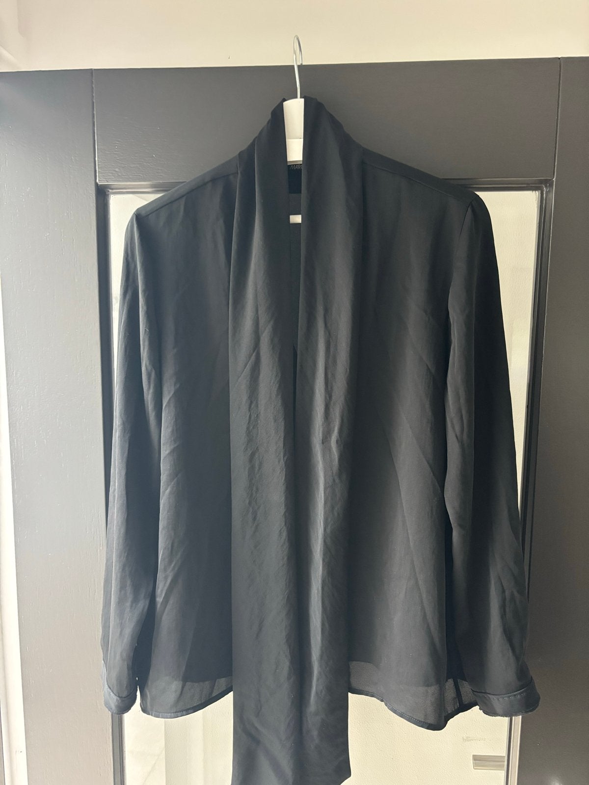 Marc Cain zwarte blouse met strikdetail mt 4, Ophalen of Verzenden, Zo goed als nieuw, Maat 38/40 (M), Zwart