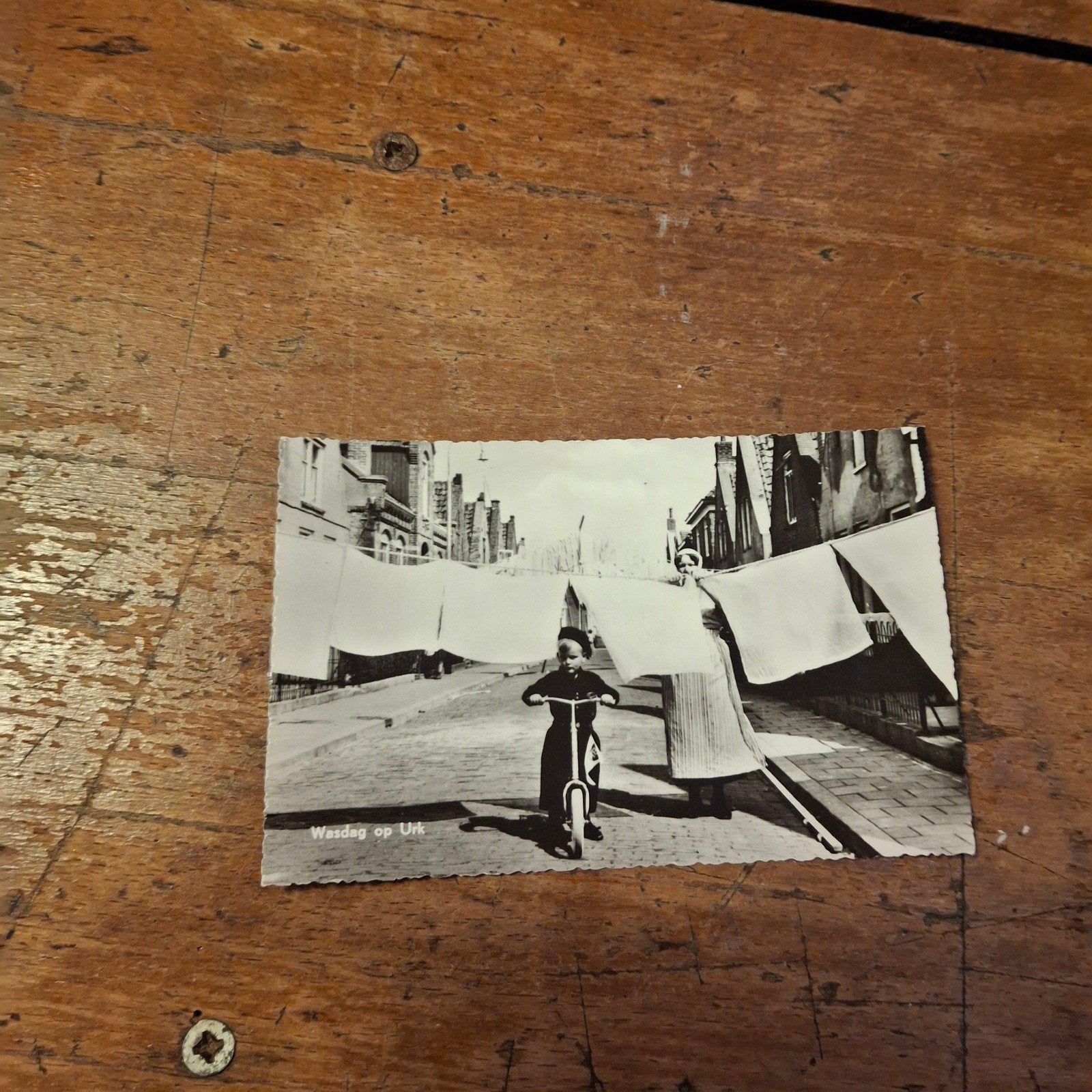 Vintage Ansichtkaart: Wasdag op Urk met kind op step, Ophalen of Verzenden, 1920 tot 1940, Ongelopen, Stad of Dorp
