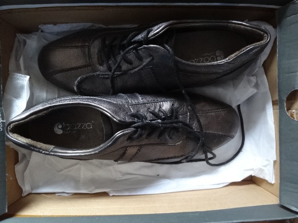 aubergine kleurige schoenen mt 37,5 nieuw bazza, Kleding | Dames, Schoenen, Ophalen of Verzenden, Nieuw, Overige kleuren, Sneakers of Gympen