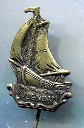 Volendam zilverkleurig zeilboot speldje ( U_377a), Verzamelen, Speldjes, Pins en Buttons, Ophalen of Verzenden, Zo goed als nieuw