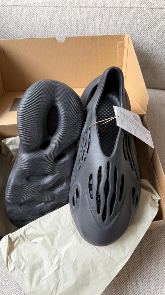 YEEZY FOAM 44/13, Kleding | Heren, Schoenen, Zwart, Nieuw, Ophalen of Verzenden, Sneakers of Gympen