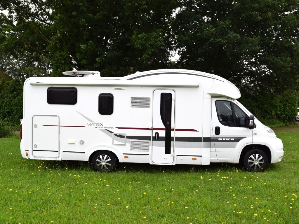 Adria Matrix Axess M 680 SL 5 persoons Enkelbeden en Hefbed, Caravans en Kamperen, Campers, Bedrijf, Adria, 7 tot 8 meter, Tot en met 5