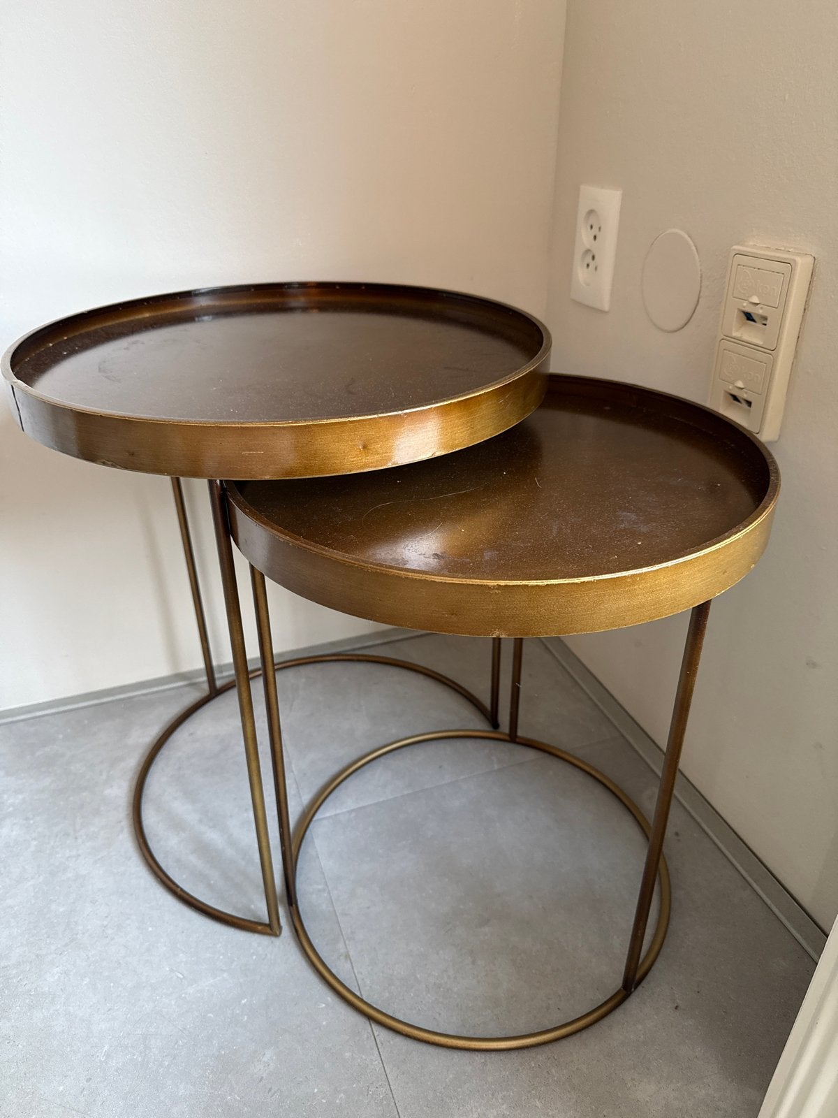 Set van 2 koperkleurige bijzettafeltjes met losse dienbladen, 45 tot 60 cm, Minder dan 55 cm, Gebruikt, Metaal of Aluminium