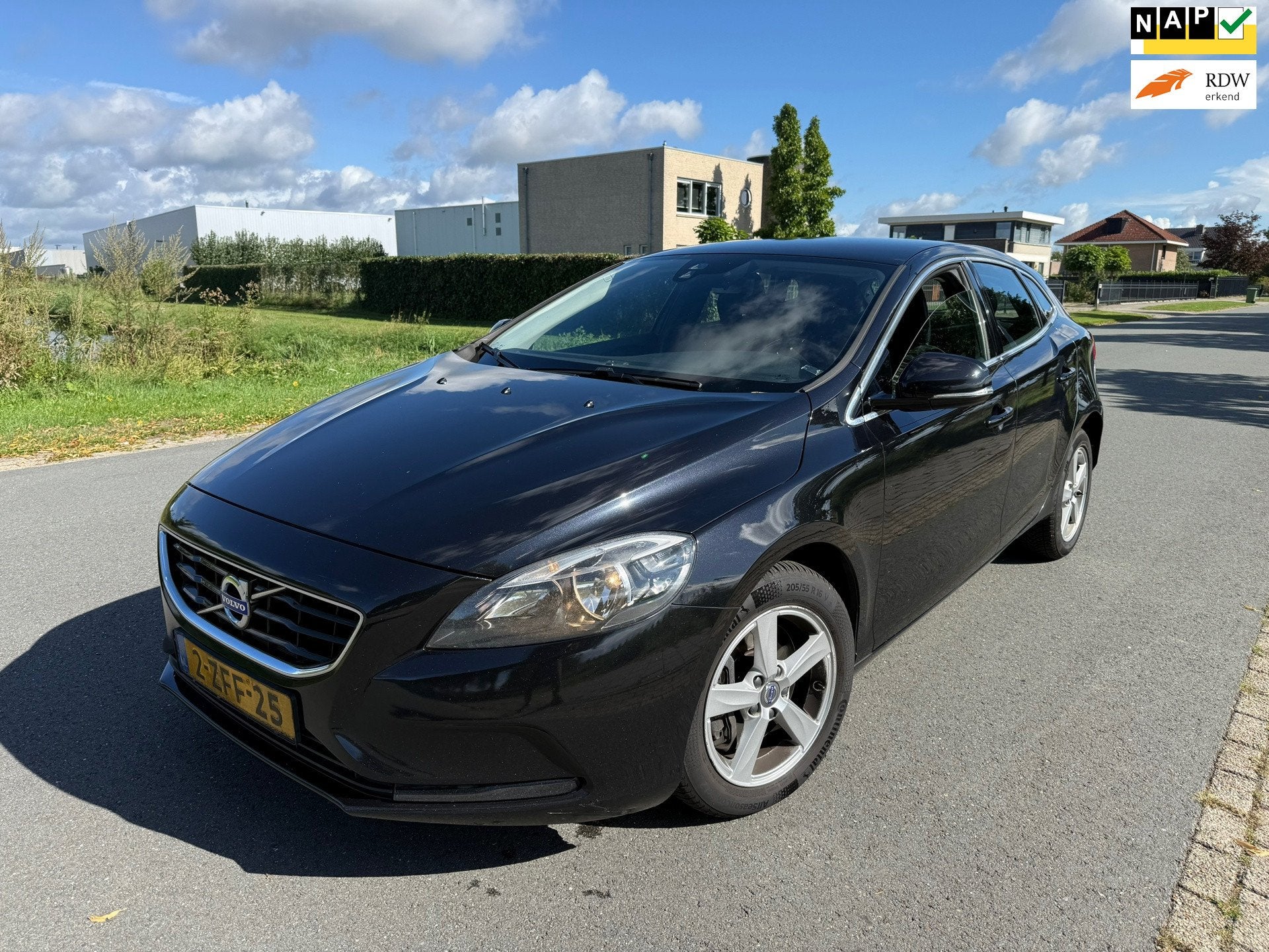 Volvo V40 2.0 D4 Momentum Business CLIMA/NAVI/APK/NAP, Auto's, Volvo, Voorwielaandrijving, Gebruikt, Leder en Stof, Zwart