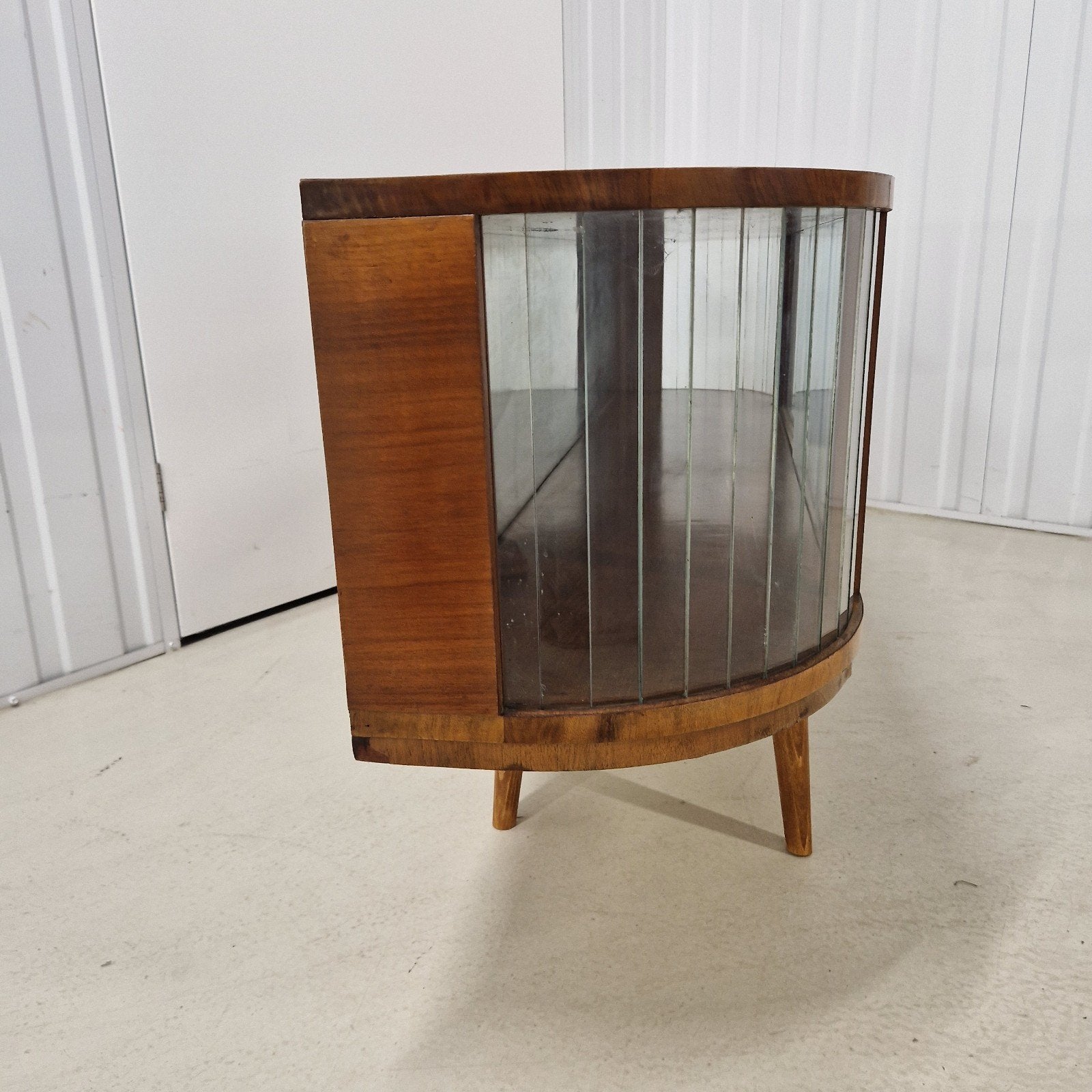 Foto 8 van Vintage Dressoir / Vitrinekast Jaren 60/70 Noten Fineer