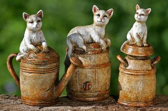 Leuk en origineel beeld Kat, Poes op gieter, ton, melkbus, Tuin en Terras, Ophalen of Verzenden, Nieuw, Kunststof, Dierenbeeld