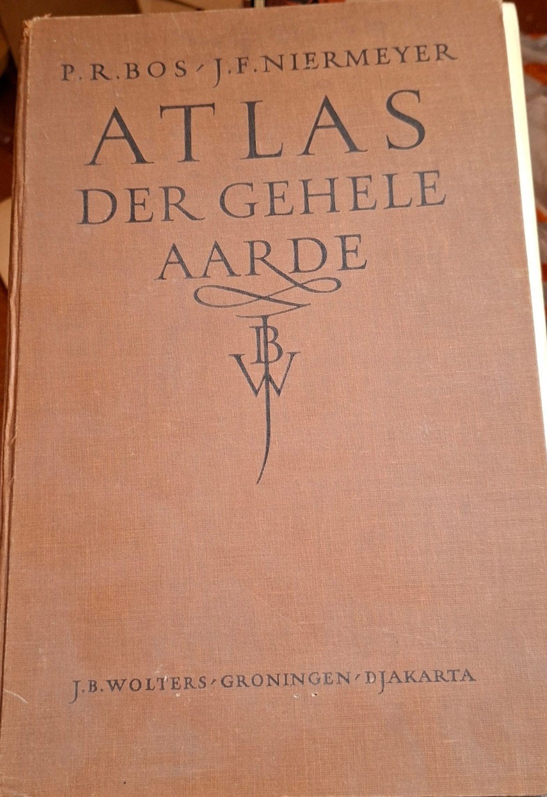 Bos-Niermeyer Schoolatlas der Gehele Aarde 1951, Boeken, Atlassen en Landkaarten, Gelezen, Bosatlas, Ophalen of Verzenden, P.R. Bos, J.F. Niermeyer, P. Eibergen