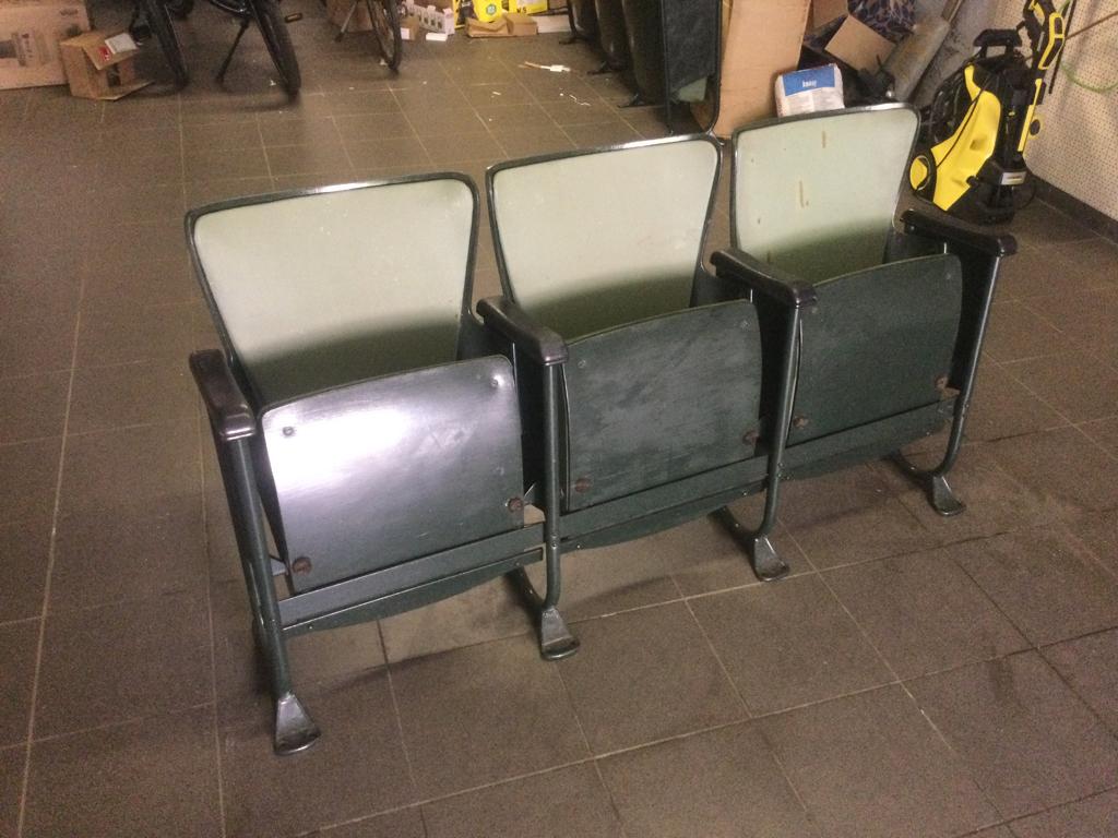 Oude cinema stoelen (set van 3)., Ophalen