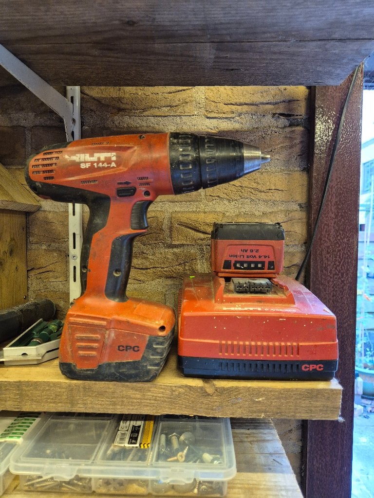 Foto 2 van Hilti Accu boormachine SF 144-A met lader en 2 Accu's