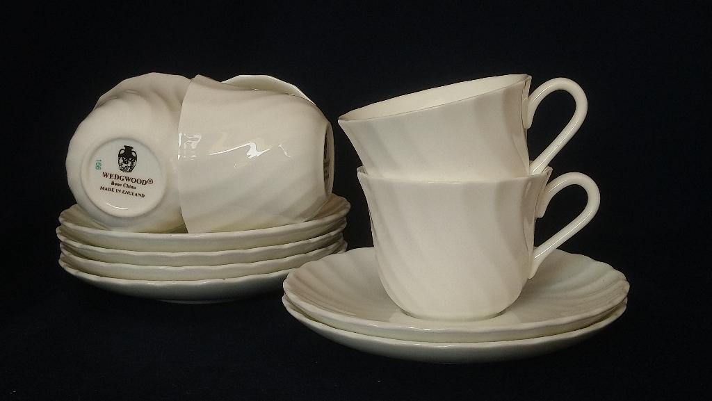 Wedgwood Candlelight - wit geribde espressokopjes en schotel, Ophalen of Verzenden, Zo goed als nieuw, Porselein, Kop(pen) en/of Schotel(s)
