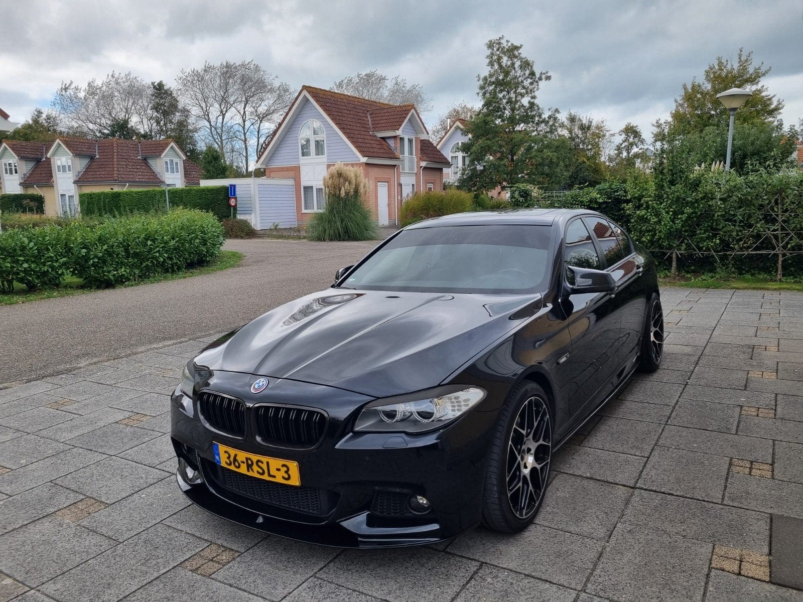BMW 5-Serie 3.0 I 528 AUT 2011 Zwart, Auto's, Achterwielaandrijving, Zwart, Particulier, 1630 kg