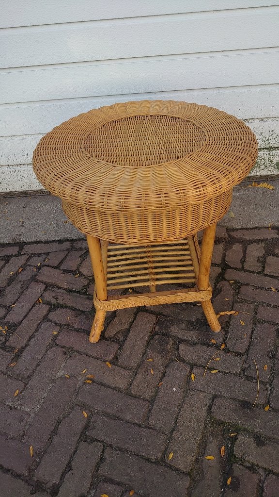 Vintage ronde rotan en rieten bijzettafel met lectuurrek., Minder dan 55 cm, Rond, Zo goed als nieuw, Vintage retro