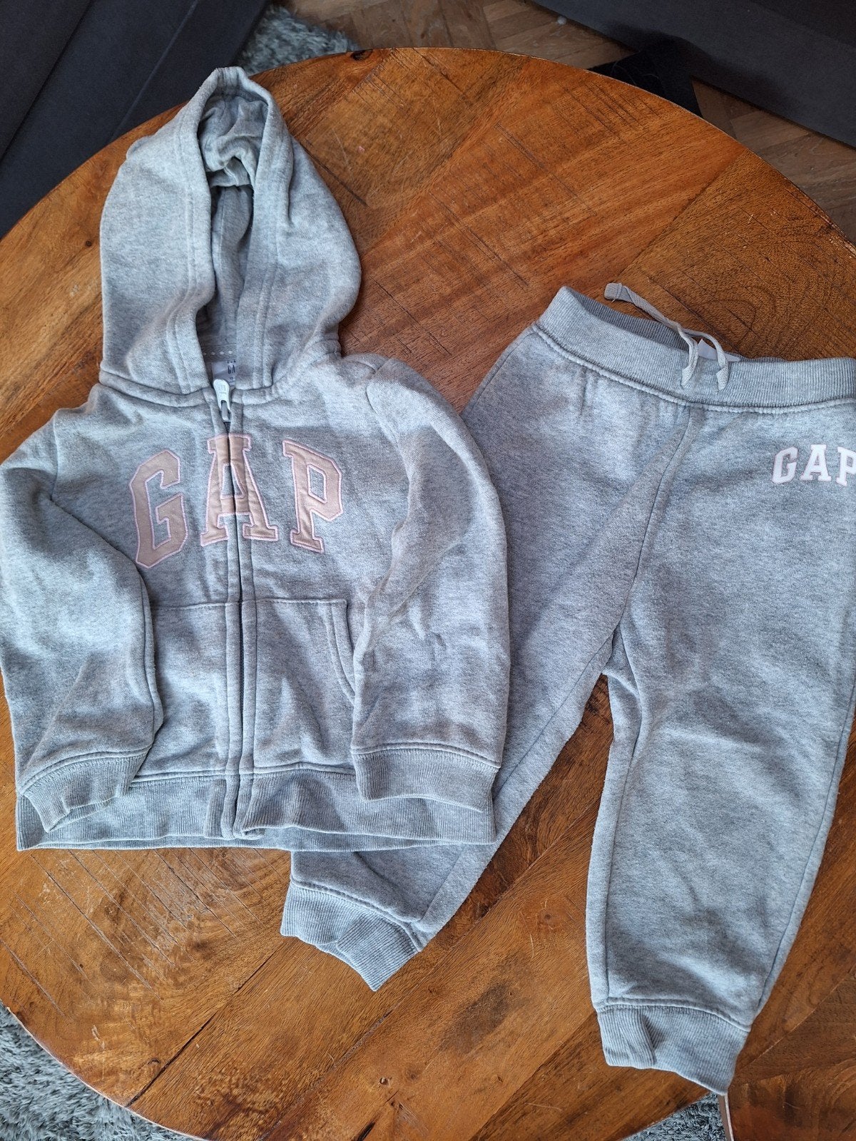 Schattig baby GAP Trainingspak Grijs - Maat 92, Meisje, Ophalen of Verzenden, Zo goed als nieuw, Setje