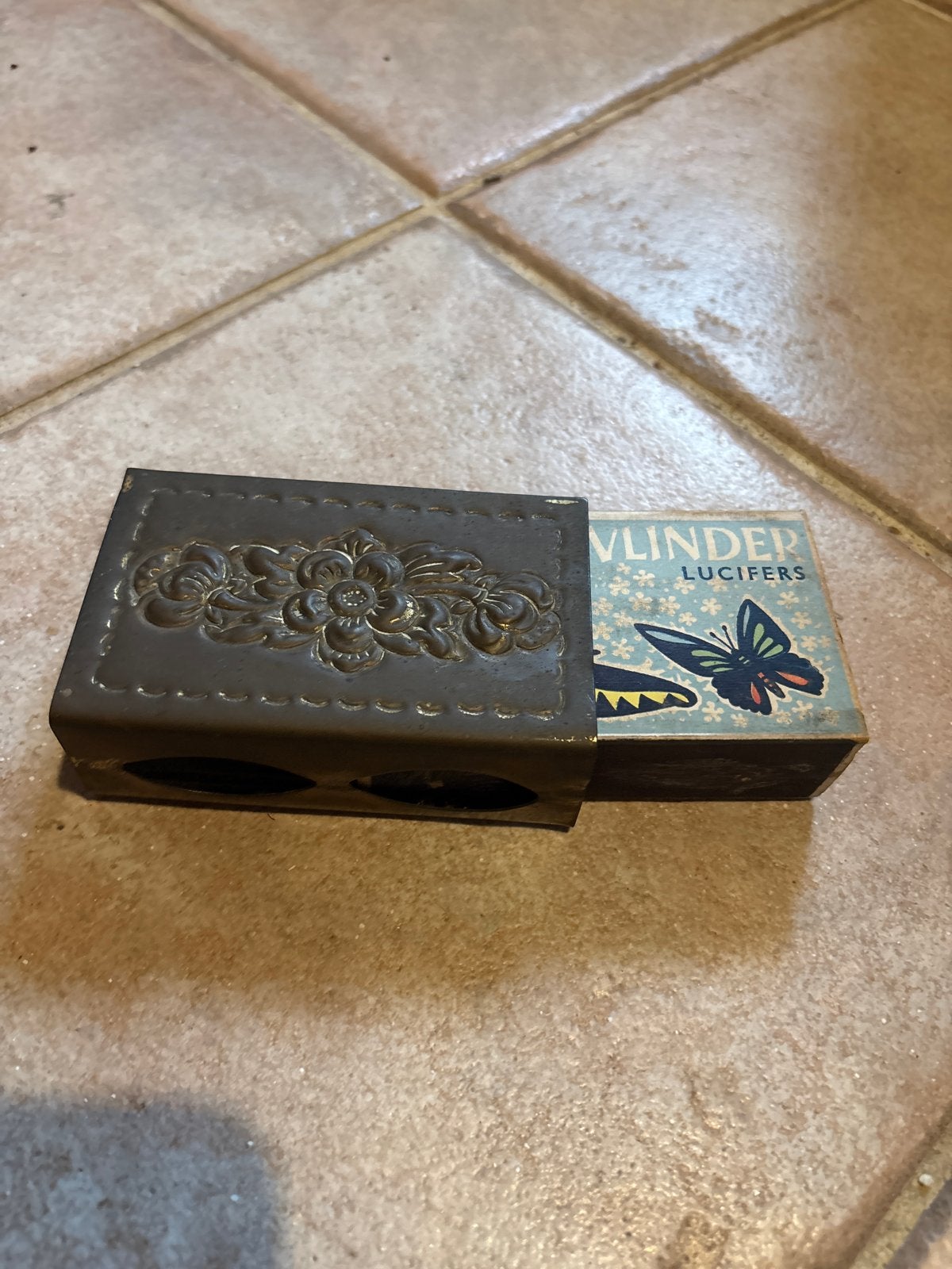 Vintage metalen luciferdoosje met vlinderlucifers, Antiek en Kunst, Verzenden