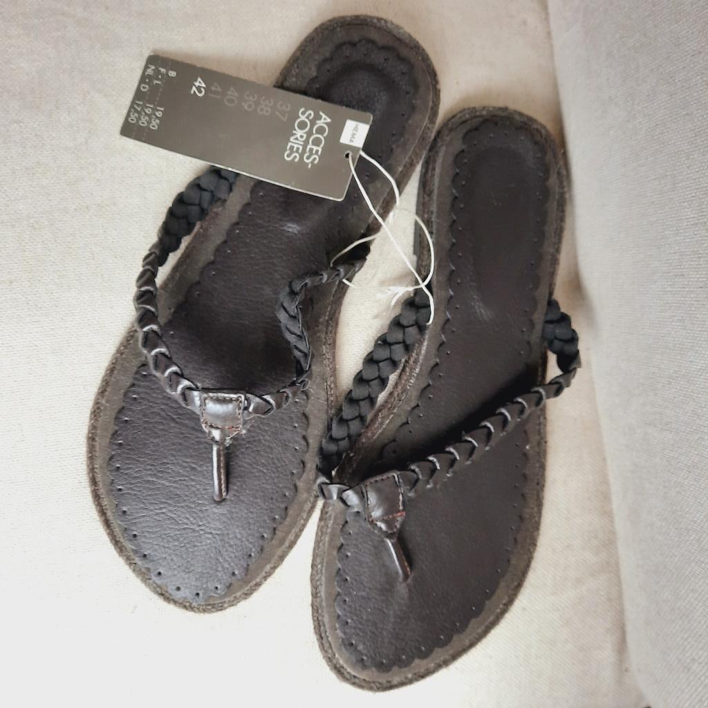 HEMA teen slippers donker bruin leer maat 42 - nieuw -, Bruin, Nieuw, Ophalen of Verzenden, Hema