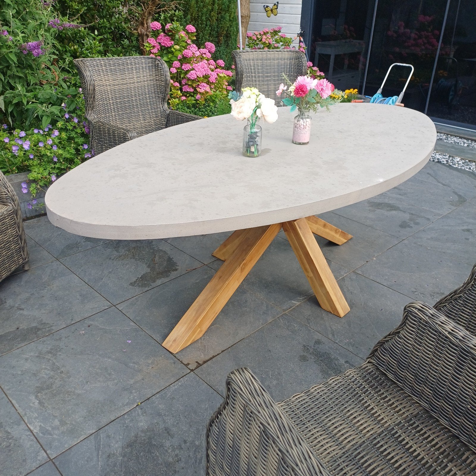 Te koop tuintafel  hardhouten poot met betonlook tafelblad, Ophalen, Gebruikt, Ovaal, Overige materialen