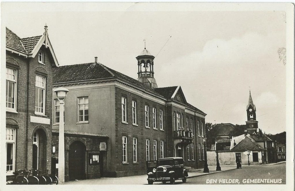 Oude auto voor Gemeentehuis Den Helder (1949), Ophalen of Verzenden, 1940 tot 1960, Gelopen, Noord-Holland
