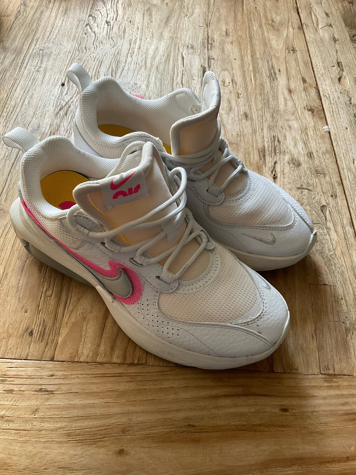 Nike Air Max sneakers wit met roze accenten maat 39, Kleding | Dames, Schoenen, Wit, Nike, Ophalen of Verzenden, Sneakers of Gympen