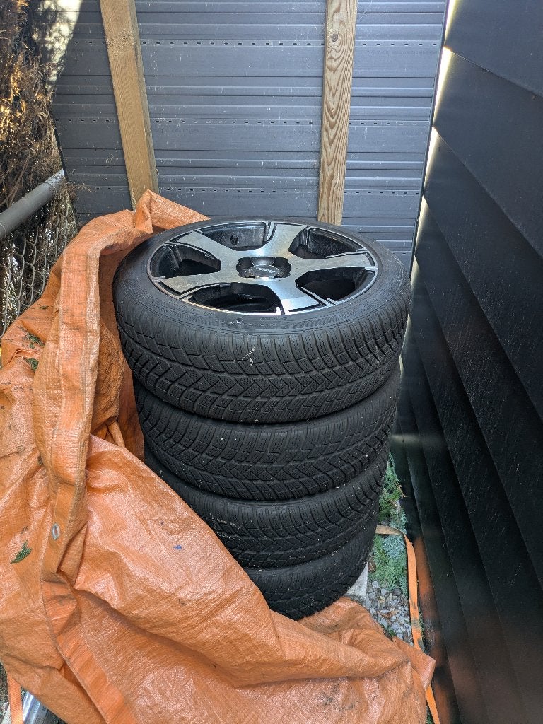 Vredestein winterbanden 205/45R17 + Alutec Velgen, Ophalen, Gebruikt, Banden en Velgen, 17 inch