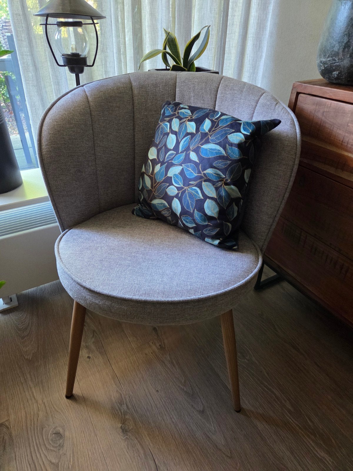 Stijlvolle grijze fauteuil - Zo goed als nieuw, Ophalen, Hout, Modern, Scandinavisch, Zo goed als nieuw