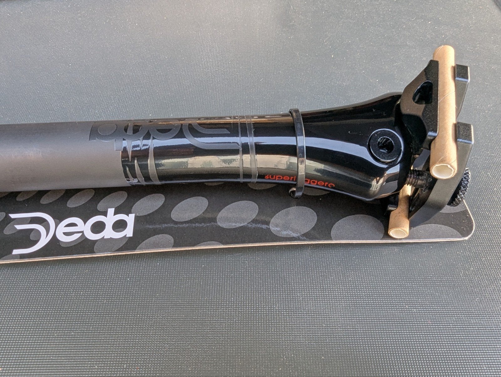 Deda Superleggero zadelpen 27,2 mm Carbon, Fietsen en Brommers, Ophalen of Verzenden, Zo goed als nieuw, Zadel, Deda