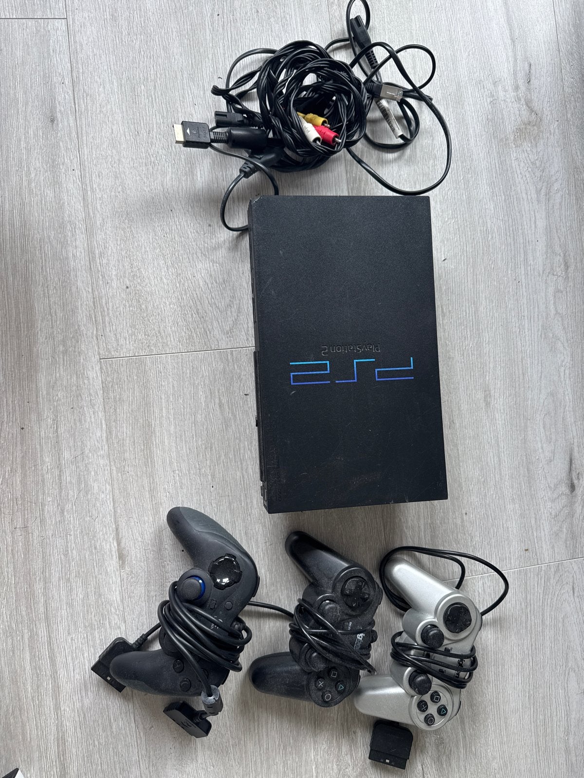 PlayStation 2 (PS2) met 3 controllers en kabels, Ophalen, Gebruikt, Zwart, Met 3 controllers of meer
