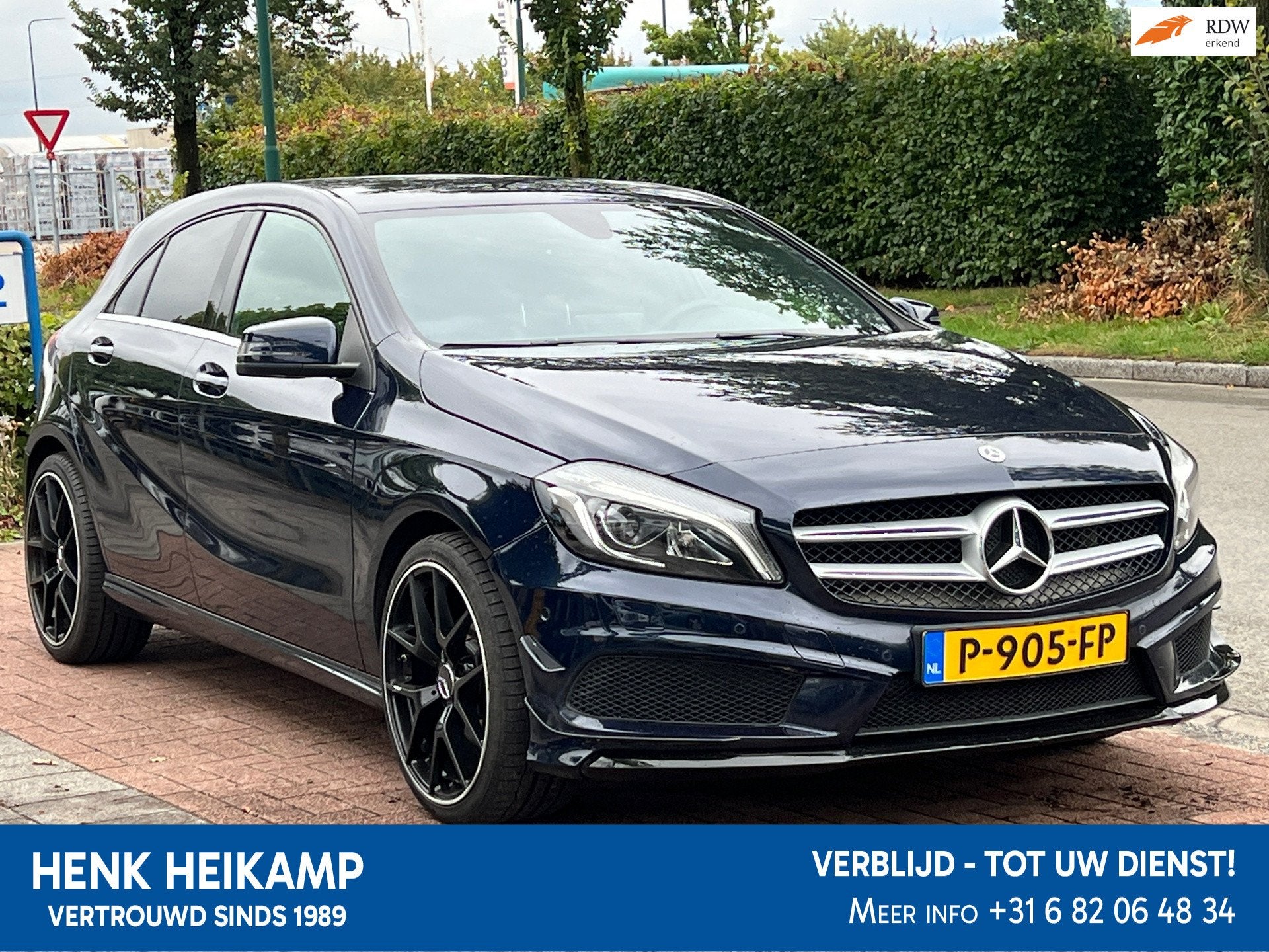 Mercedes-Benz A-klasse 180 AMG Night Edition Plus* APK 4-202, Gebruikt, 4 cilinders, Blauw, Leder en Stof