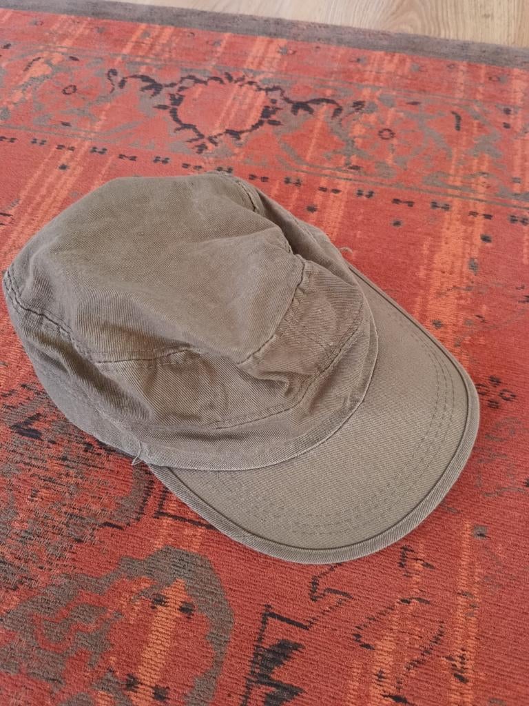 Groene pet met harde klep legerkleur zonne pet, Ophalen of Verzenden, Landmacht, Nederland, Helm of Baret