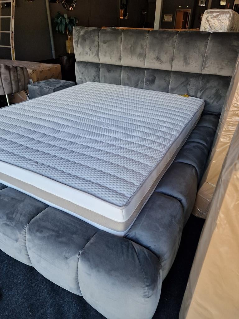 Luxe boxspring met 2 nachtkastjes - Winkelopruiming!, Onbekend, Ophalen of Verzenden, Onbekend, 180 cm