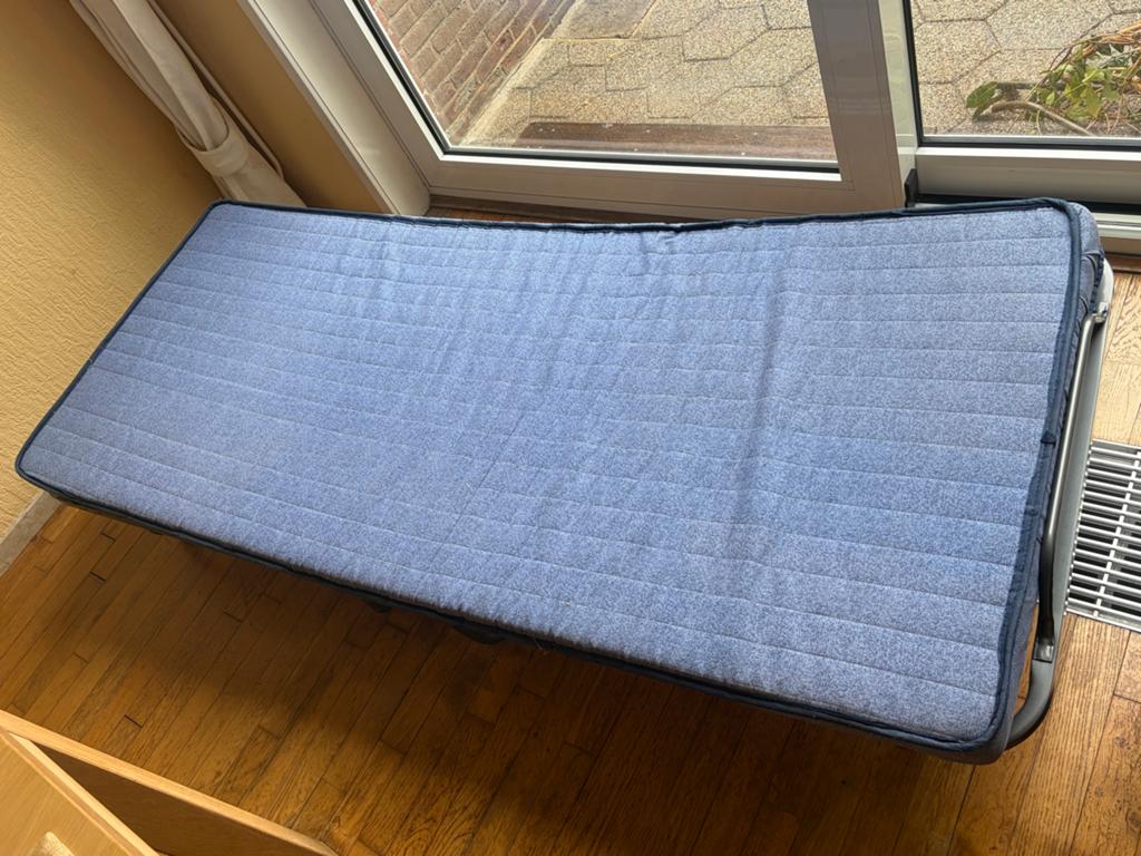 Opvouwbaar logeerbed met matras en hoes, Gebruikt, Eenpersoons, Blauw, Ophalen of Verzenden