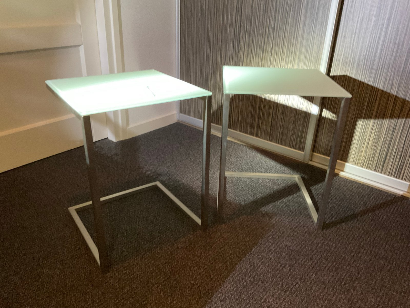 Set van 2 moderne bijzettafels met glazen blad, Minder dan 55 cm, Vierkant, Ophalen, 45 tot 60 cm