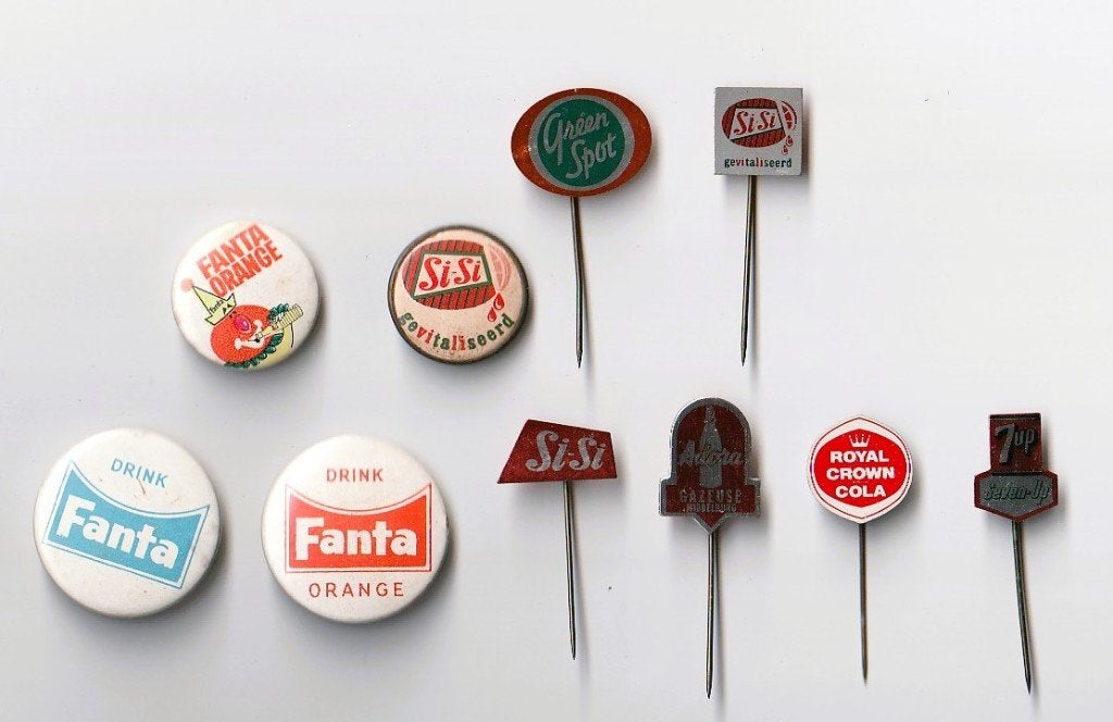 9 verschillende speldjes en buttons van frisdranken, Verzamelen, Ophalen of Verzenden, Overige onderwerpen, Speldje of Pin