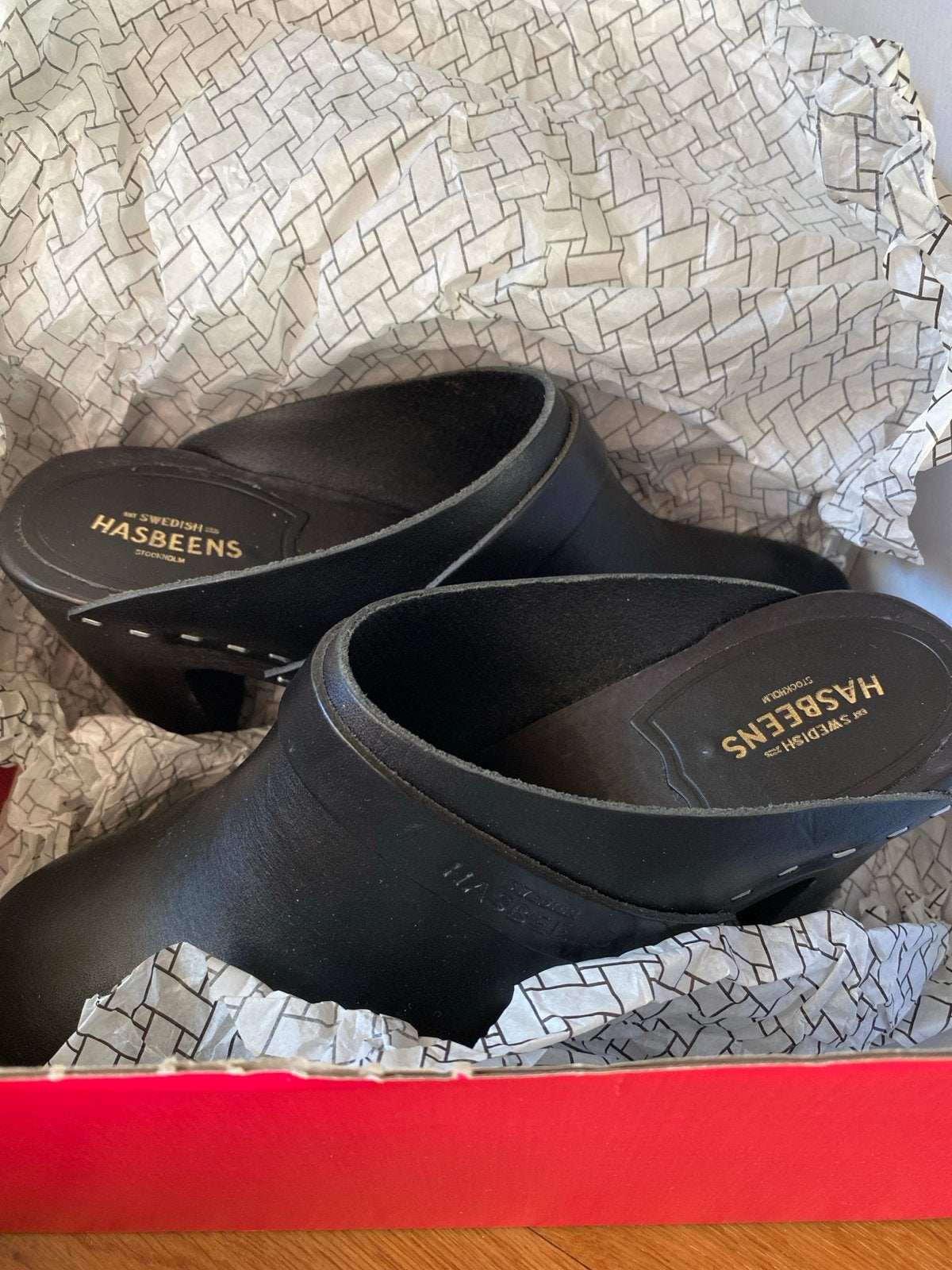NIEUW IN DOOS zwarte leren Hasbeens CLOGS klompjes, maat 39, Verzenden, Zwart, Nieuw, Schoenen met hoge hakken