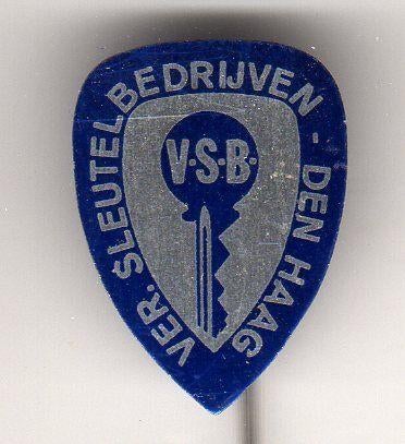 Speldje VERENIGDE SLEUTEL BEDRIJVEN VSB DEN HAAG (A2), Verzamelen, Speldjes, Pins en Buttons, Ophalen of Verzenden, Gebruikt, Overige onderwerpen