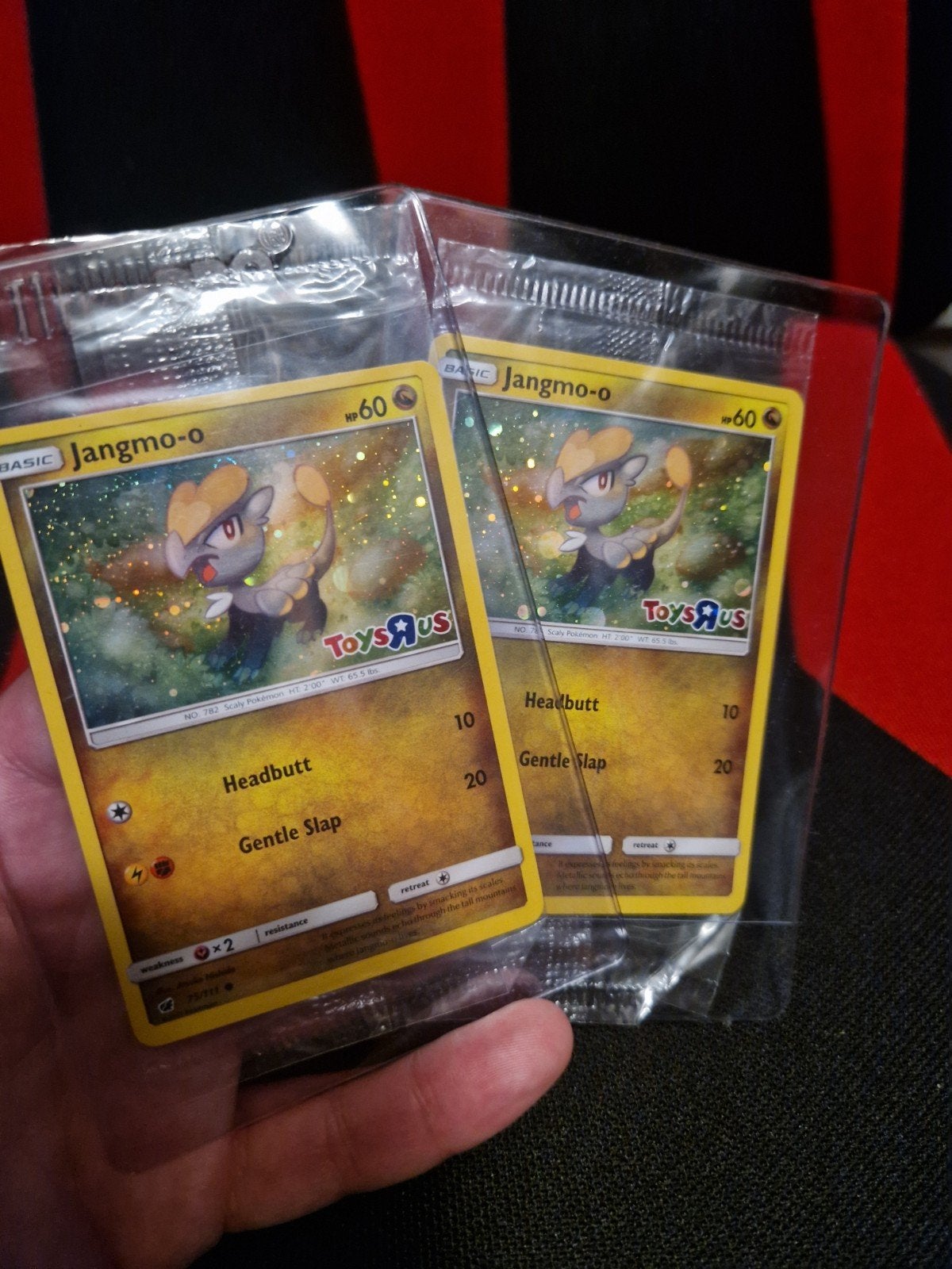 Pokemon Jangmo-o Toys R Us Promo (SEALED), Ophalen of Verzenden, Nieuw, Losse kaart, Foil