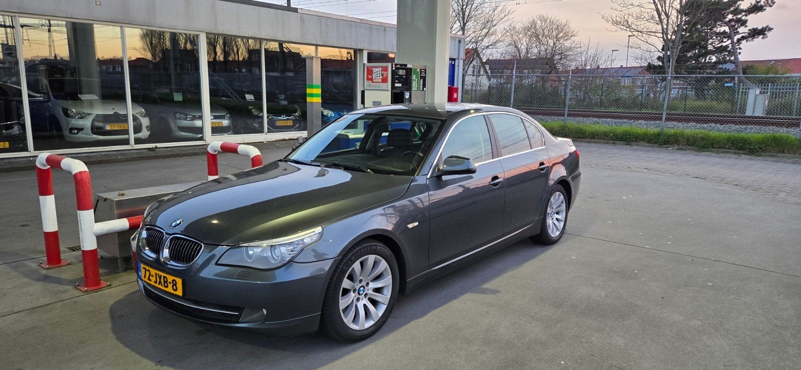 BMW 5-Serie 3.0 I 525 AUT 2009 Grijs, Auto's, BMW, Achterwielaandrijving, Zwart, 2000 kg, 1505 kg
