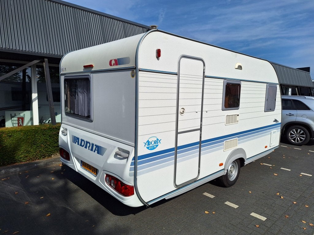 Adria Adora 432 PS Slimline, Caravans en Kamperen, Caravans, Bedrijf, Treinzit, 750 - 1000 kg, Adria