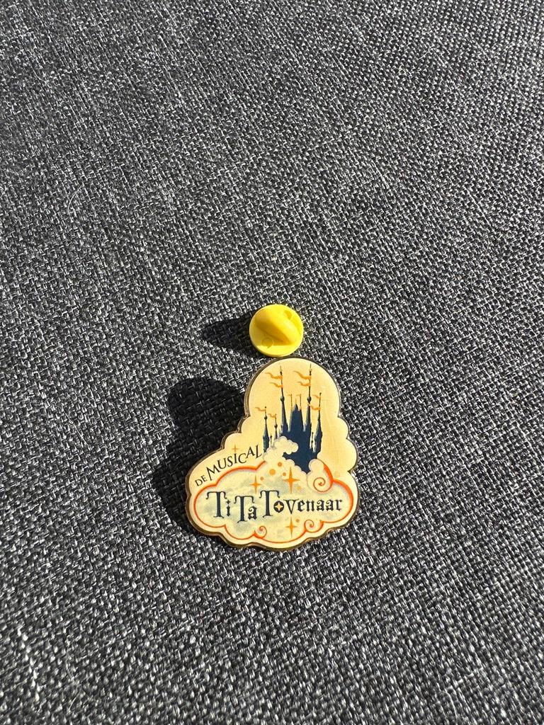 Efteling Pin - TiTa Tovenaar De Musical, Verzamelen, Efteling, Ophalen of Verzenden, Gebruikt, Button of Speldje