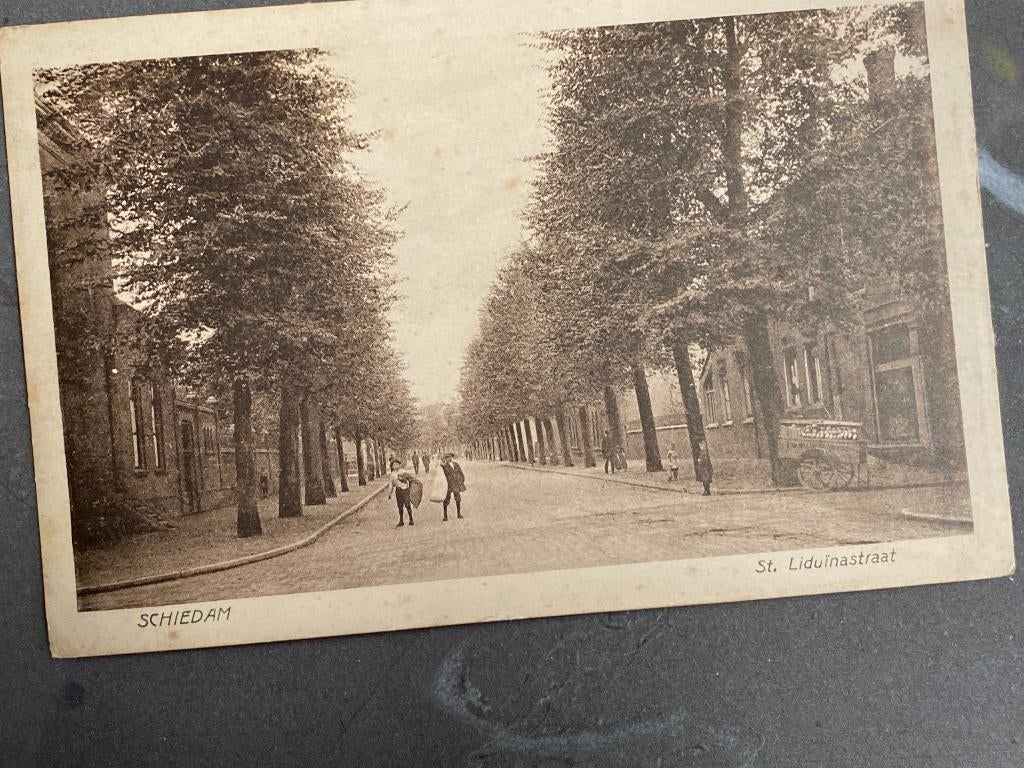 Vroege ansichtkaart van de St. Liduïnastraat te Schiedam.